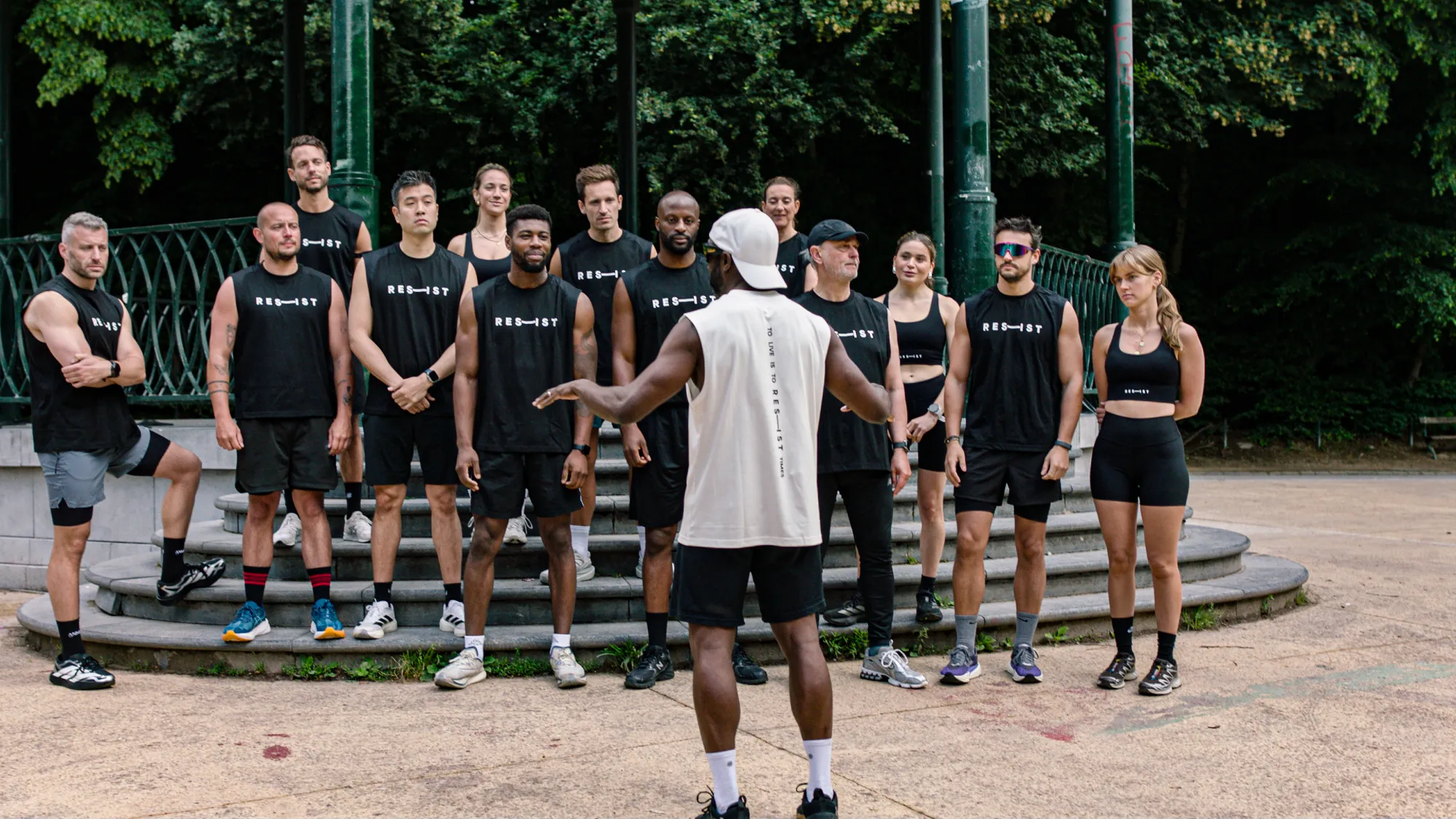 Coach Ulo face au groupe avant une séance RES-IST en extérieur