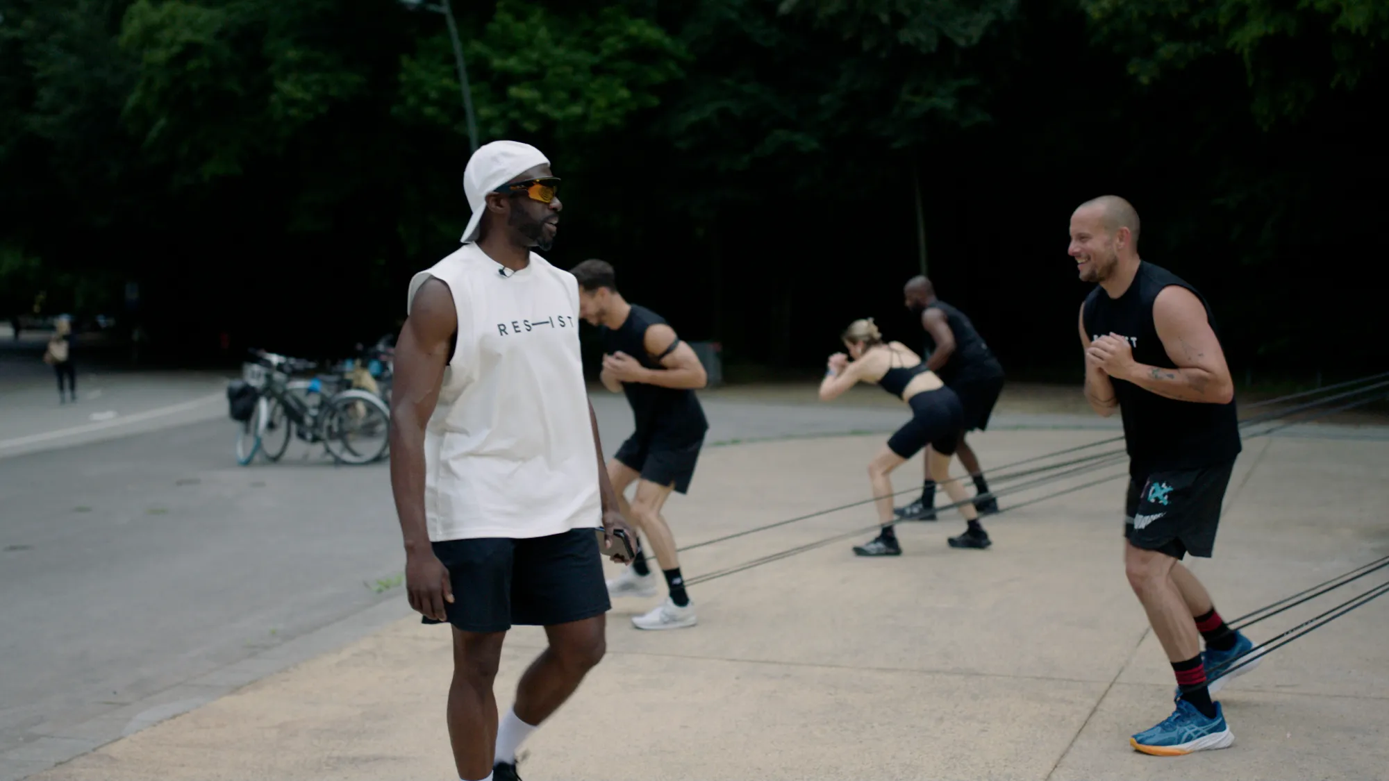 Coach Ulo encadrant une séance RES-IST en plein air