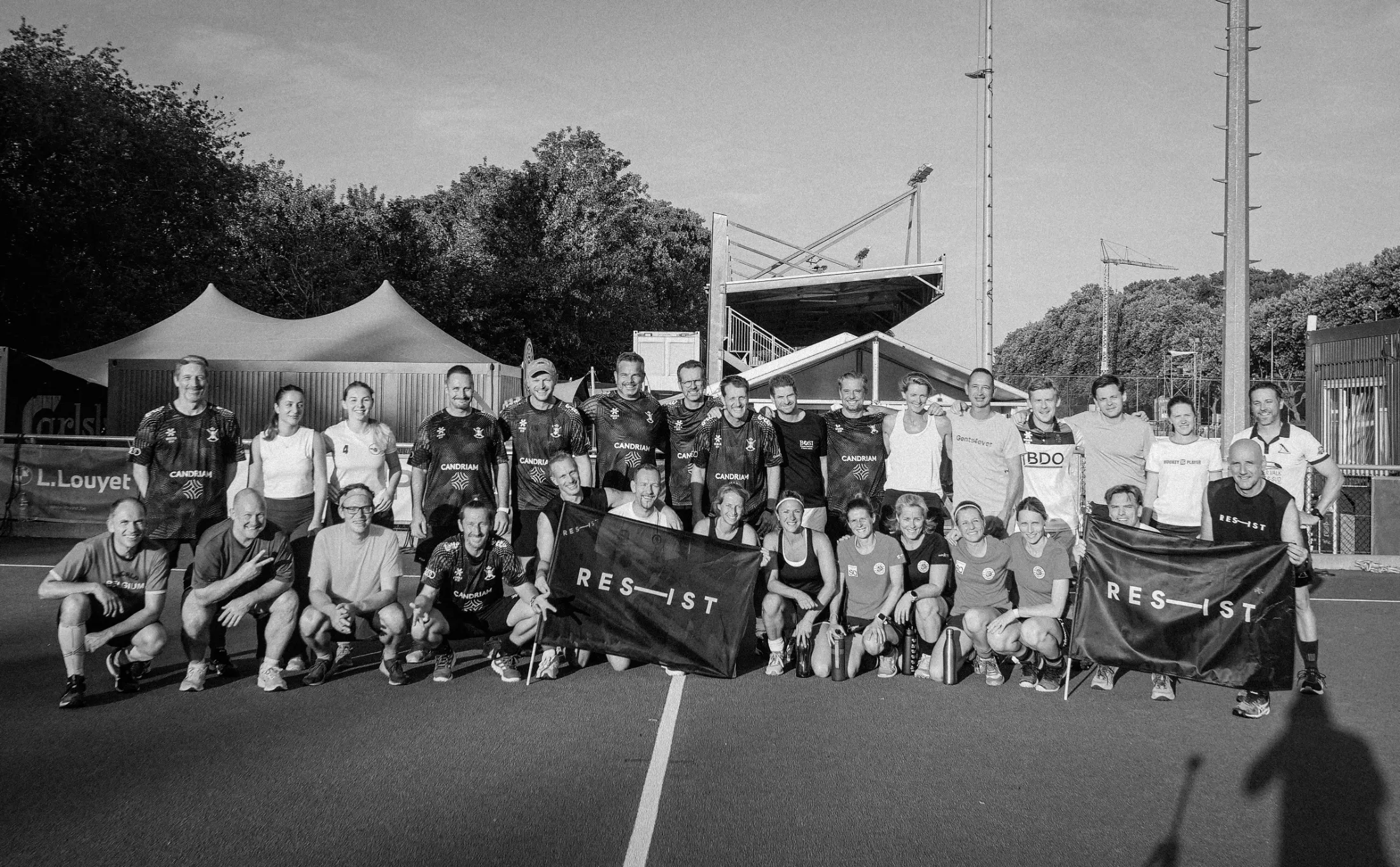Les vétérans du hockey belge après une séance RES-IST, drapeaux RES-IST en main